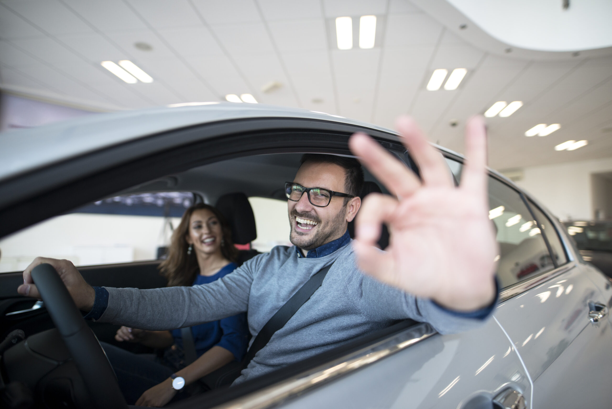 Curso para licencia C1 en Bogotá con instructor enseñando conducción