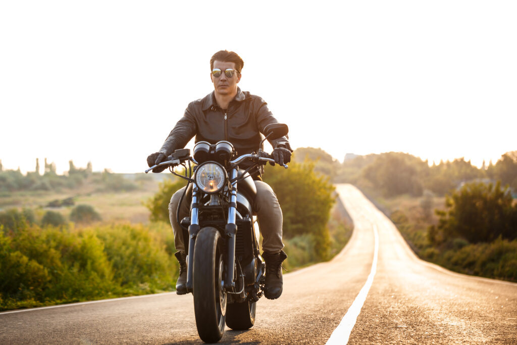 Curso para obtener licencia de moto A2 en Bogotá con clases prácticas y conducción en pista